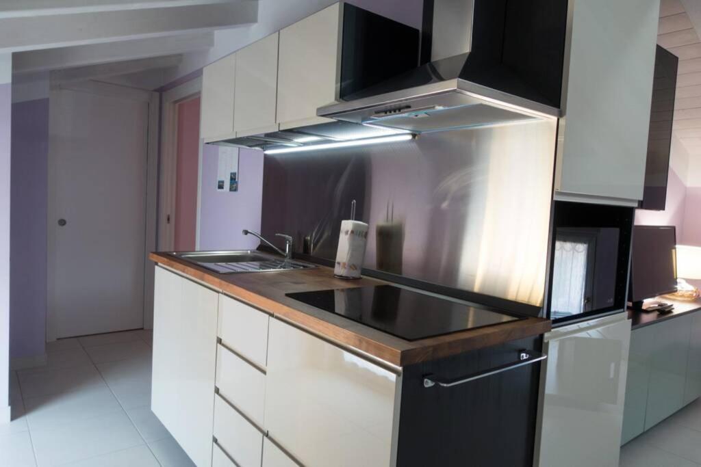 Apartment Viole, Cozy Attic Set In The Old Town Next To The Lake Arona Ngoại thất bức ảnh